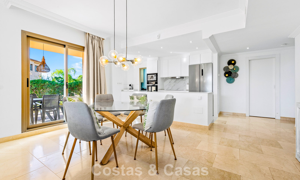 Apartamento con jardín y vistas al mar en venta en complejo cerrado en Marbella - Benahavís 791244