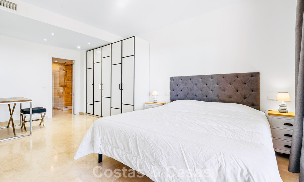 Apartamento con jardín y vistas al mar en venta en complejo cerrado en Marbella - Benahavís 791246