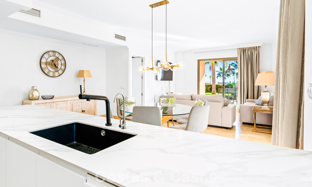 Apartamento con jardín y vistas al mar en venta en complejo cerrado en Marbella - Benahavís 791248