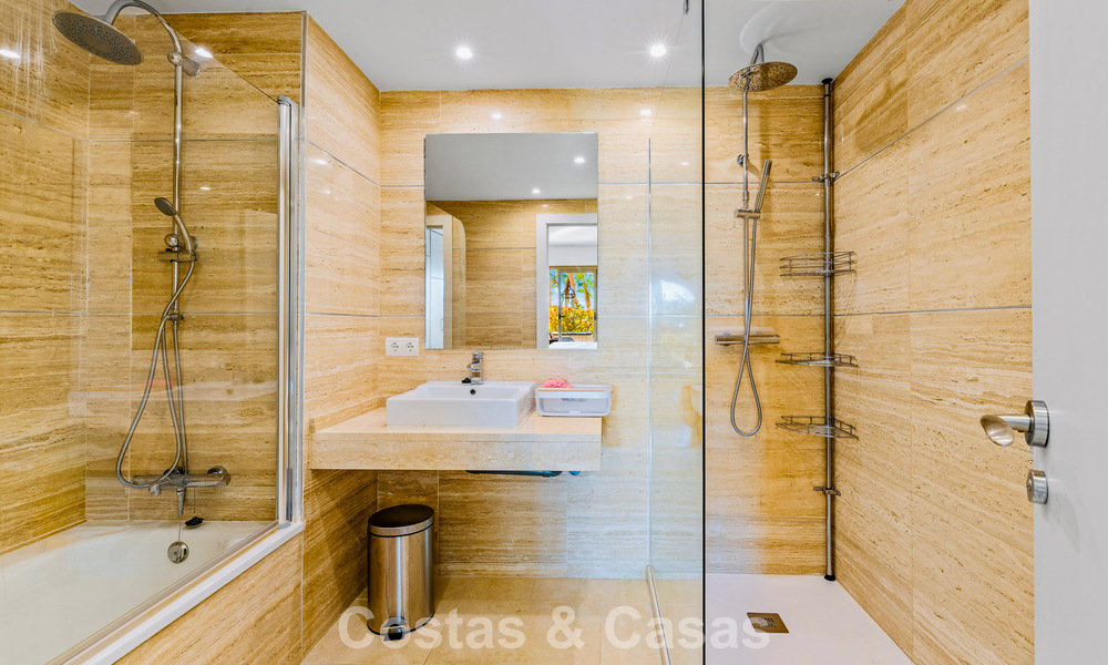 Apartamento con jardín y vistas al mar en venta en complejo cerrado en Marbella - Benahavís 791249