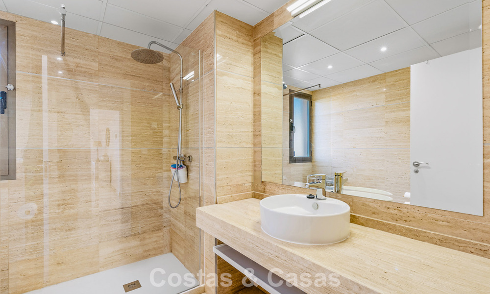 Apartamento con jardín y vistas al mar en venta en complejo cerrado en Marbella - Benahavís 791252