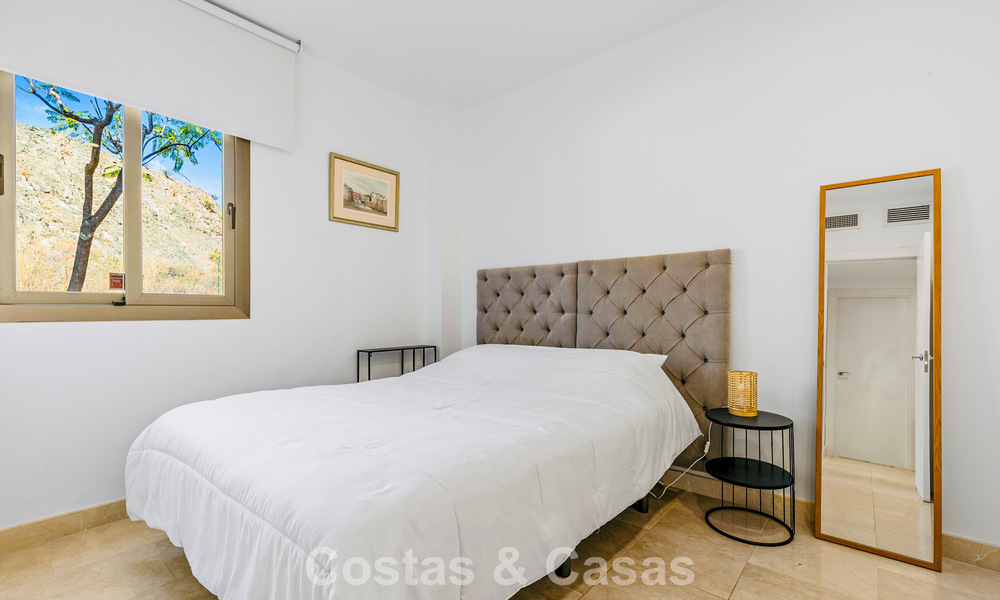 Apartamento con jardín y vistas al mar en venta en complejo cerrado en Marbella - Benahavís 791254