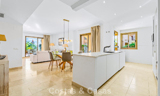 Apartamento con jardín y vistas al mar en venta en complejo cerrado en Marbella - Benahavís 791260 