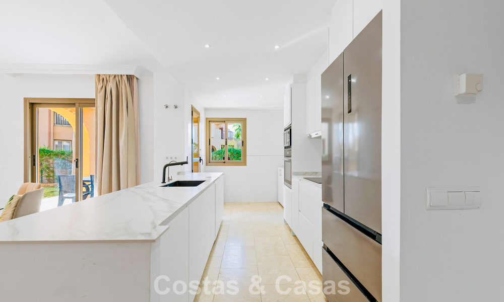 Apartamento con jardín y vistas al mar en venta en complejo cerrado en Marbella - Benahavís 791261