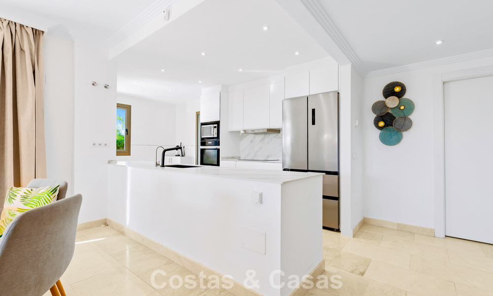 Apartamento con jardín y vistas al mar en venta en complejo cerrado en Marbella - Benahavís 791262