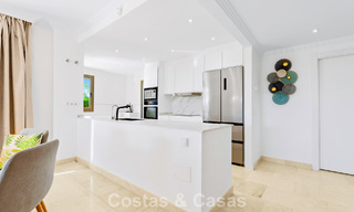 Apartamento con jardín y vistas al mar en venta en complejo cerrado en Marbella - Benahavís 791262 