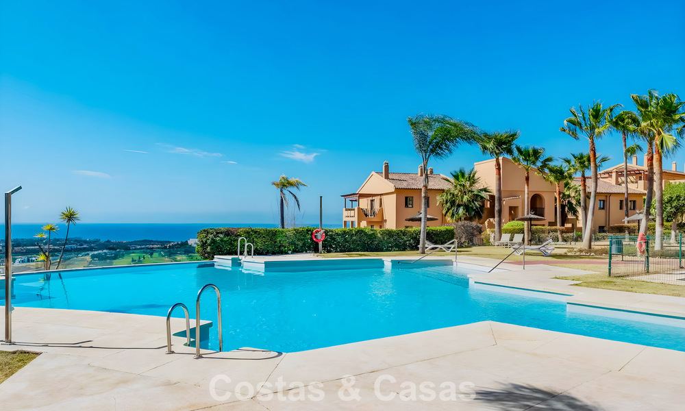Apartamento con jardín y vistas al mar en venta en complejo cerrado en Marbella - Benahavís 791267