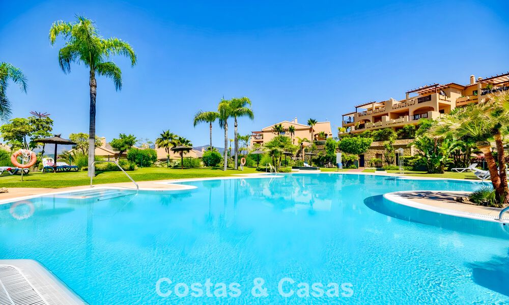 Apartamento con jardín y vistas al mar en venta en complejo cerrado en Marbella - Benahavís 791268