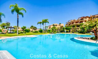 Apartamento con jardín y vistas al mar en venta en complejo cerrado en Marbella - Benahavís 791268 