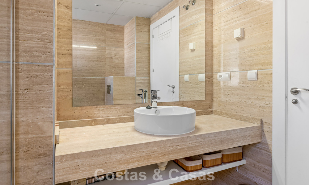 Apartamento con jardín y vistas al mar en venta en complejo cerrado en Marbella - Benahavís 791270