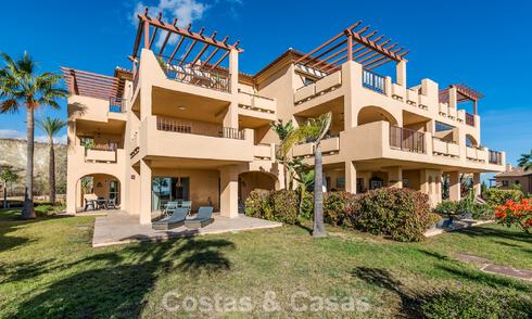 Apartamento con jardín y vistas al mar en venta en complejo cerrado en Marbella - Benahavís 791273