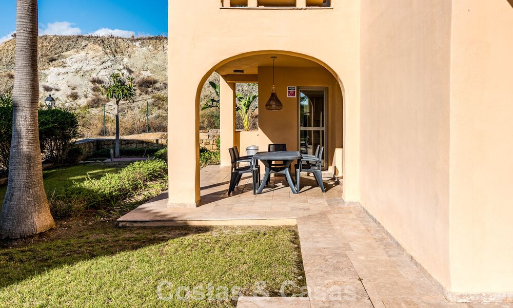 Apartamento con jardín y vistas al mar en venta en complejo cerrado en Marbella - Benahavís 791275