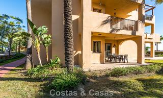 Apartamento con jardín y vistas al mar en venta en complejo cerrado en Marbella - Benahavís 791277 