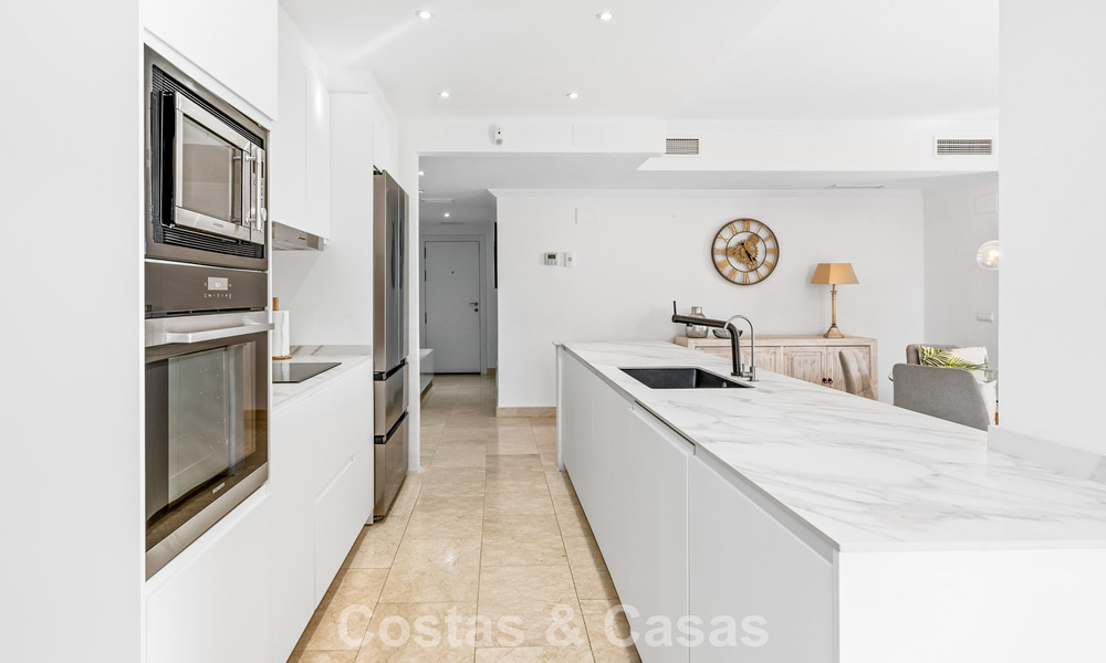 Apartamento con jardín y vistas al mar en venta en complejo cerrado en Marbella - Benahavís 791278