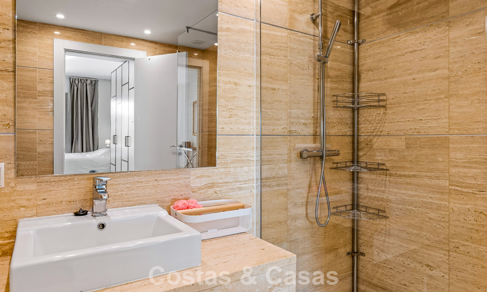 Apartamento con jardín y vistas al mar en venta en complejo cerrado en Marbella - Benahavís 791280