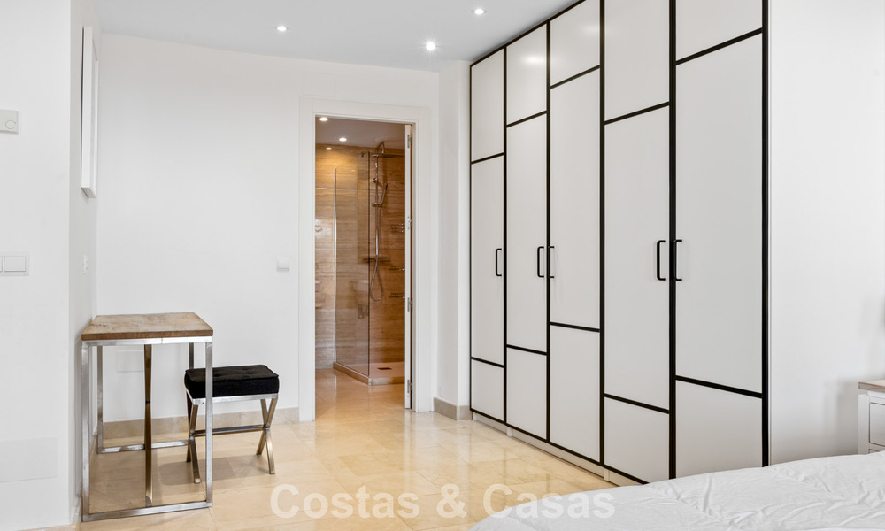 Apartamento con jardín y vistas al mar en venta en complejo cerrado en Marbella - Benahavís 791281