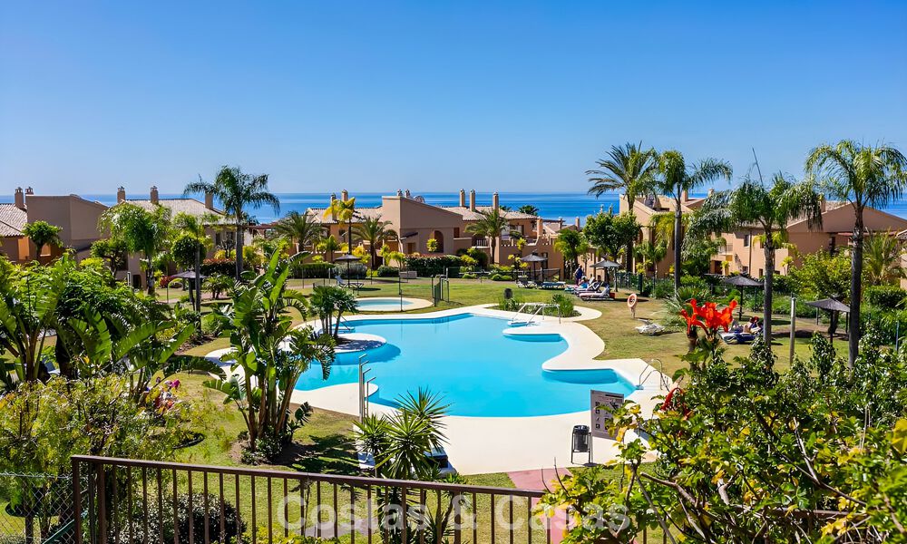 Apartamento con jardín y vistas al mar en venta en complejo cerrado en Marbella - Benahavís 791282