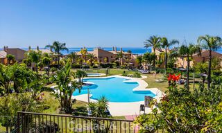 Apartamento con jardín y vistas al mar en venta en complejo cerrado en Marbella - Benahavís 791282 