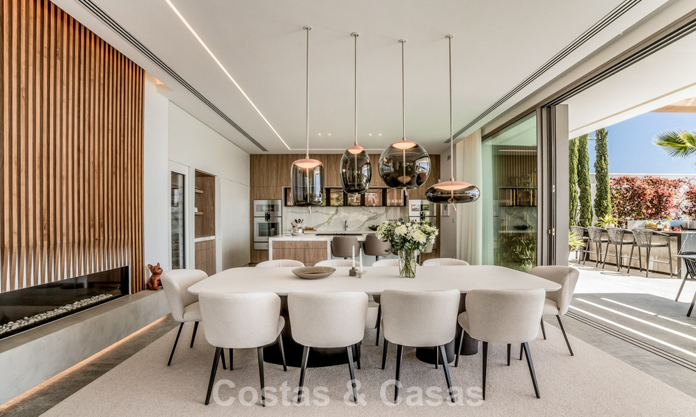 Villa de diseño vanguardista en venta con vistas panorámicas al mar, dentro de un prestigioso resort de golf, Marbella - Benahavís 791010