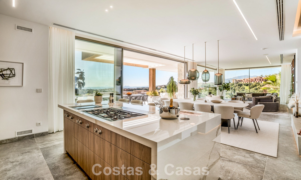 Villa de diseño vanguardista en venta con vistas panorámicas al mar, dentro de un prestigioso resort de golf, Marbella - Benahavís 791013