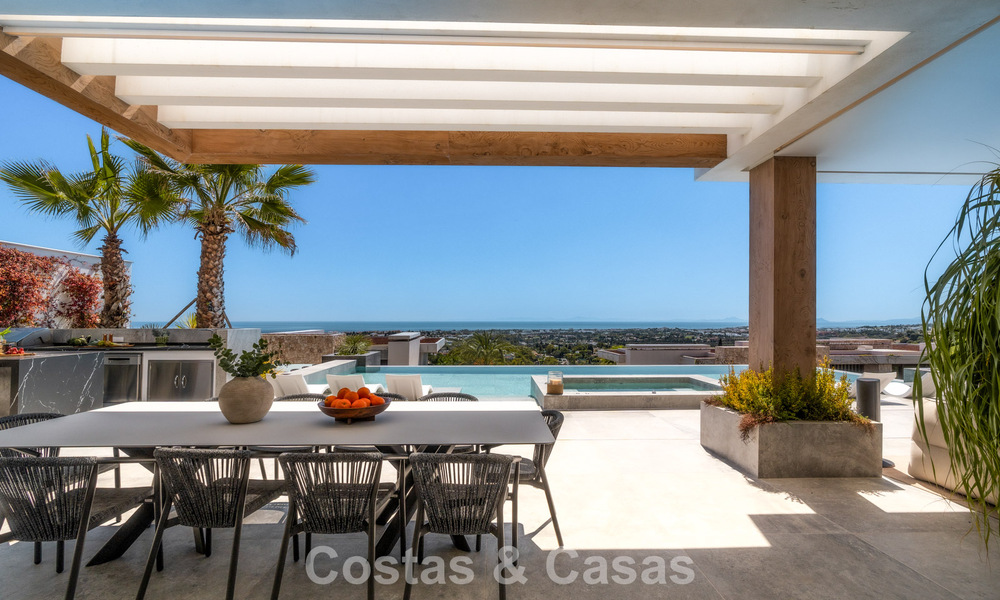 Villa de diseño vanguardista en venta con vistas panorámicas al mar, dentro de un prestigioso resort de golf, Marbella - Benahavís 791017