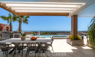 Villa de diseño vanguardista en venta con vistas panorámicas al mar, dentro de un prestigioso resort de golf, Marbella - Benahavís 791017 