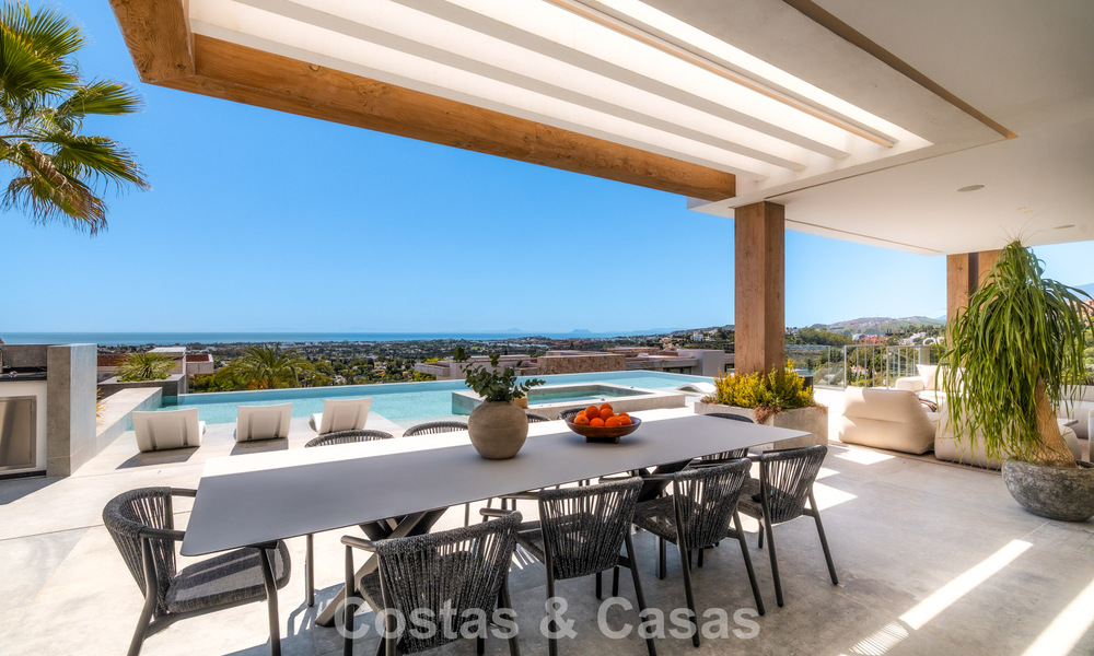 Villa de diseño vanguardista en venta con vistas panorámicas al mar, dentro de un prestigioso resort de golf, Marbella - Benahavís 791018