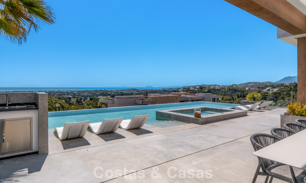 Villa de diseño vanguardista en venta con vistas panorámicas al mar, dentro de un prestigioso resort de golf, Marbella - Benahavís 791021
