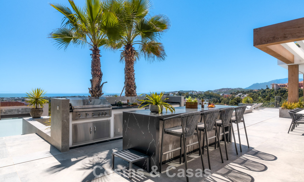 Villa de diseño vanguardista en venta con vistas panorámicas al mar, dentro de un prestigioso resort de golf, Marbella - Benahavís 791022