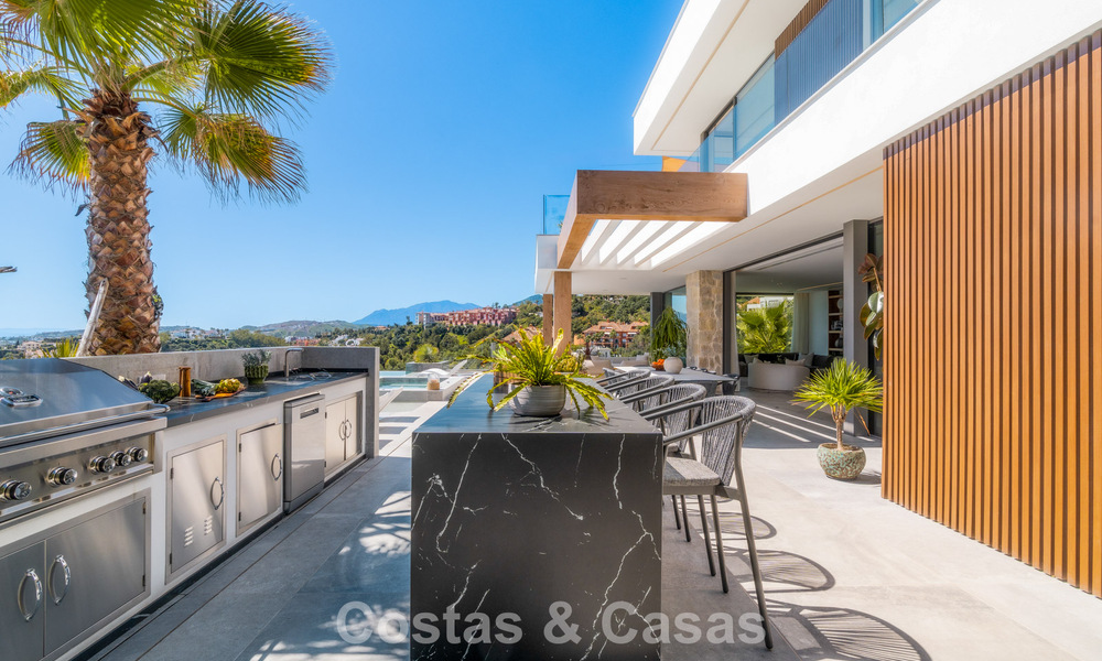 Villa de diseño vanguardista en venta con vistas panorámicas al mar, dentro de un prestigioso resort de golf, Marbella - Benahavís 791023