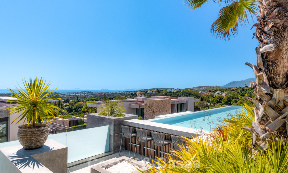 Villa de diseño vanguardista en venta con vistas panorámicas al mar, dentro de un prestigioso resort de golf, Marbella - Benahavís 791024