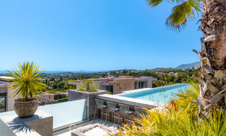 Villa de diseño vanguardista en venta con vistas panorámicas al mar, dentro de un prestigioso resort de golf, Marbella - Benahavís 791024 