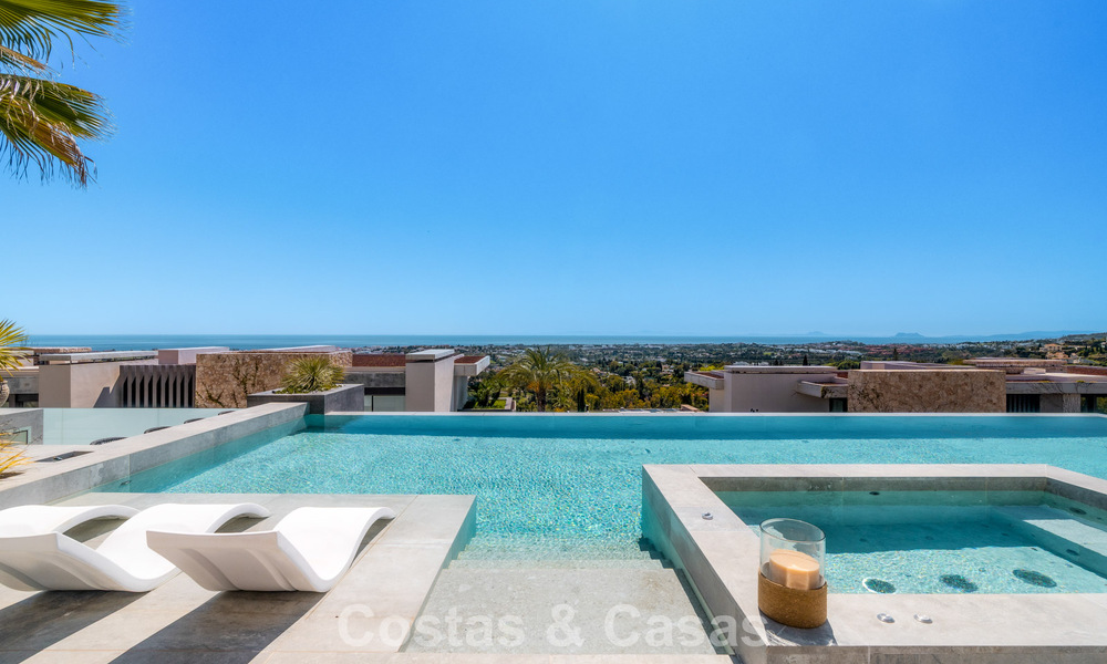 Villa de diseño vanguardista en venta con vistas panorámicas al mar, dentro de un prestigioso resort de golf, Marbella - Benahavís 791025