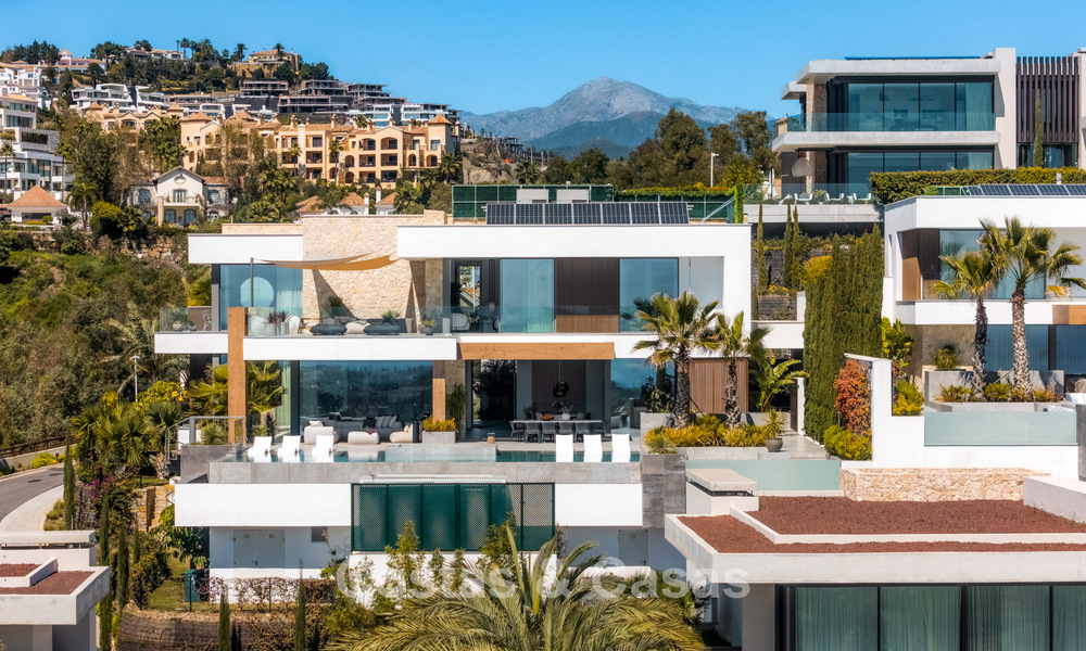 Villa de diseño vanguardista en venta con vistas panorámicas al mar, dentro de un prestigioso resort de golf, Marbella - Benahavís 791028