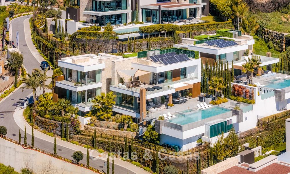 Villa de diseño vanguardista en venta con vistas panorámicas al mar, dentro de un prestigioso resort de golf, Marbella - Benahavís 791029