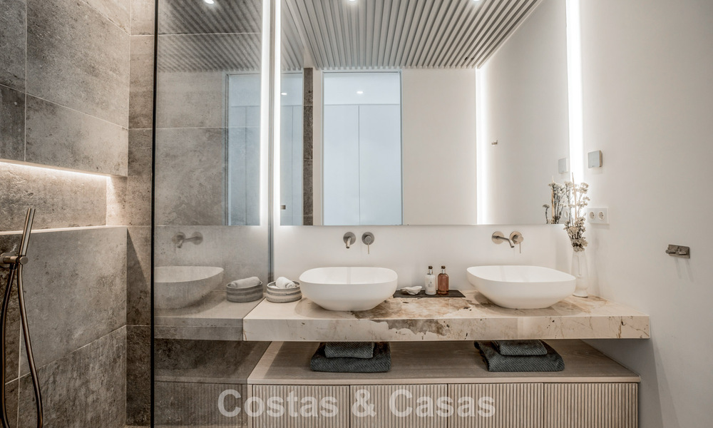 Villa de diseño vanguardista en venta con vistas panorámicas al mar, dentro de un prestigioso resort de golf, Marbella - Benahavís 791032