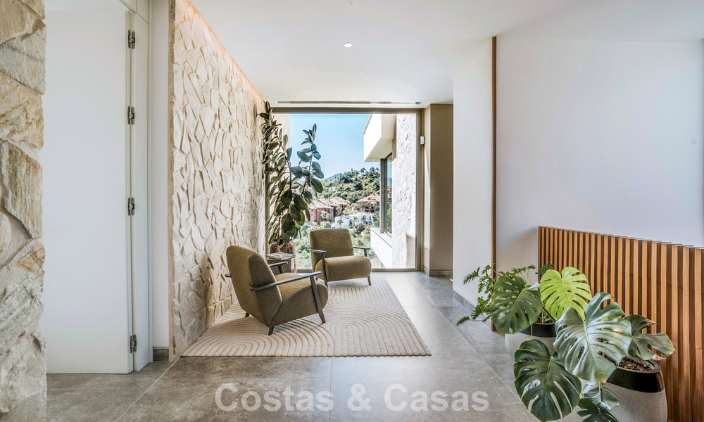 Villa de diseño vanguardista en venta con vistas panorámicas al mar, dentro de un prestigioso resort de golf, Marbella - Benahavís 791033