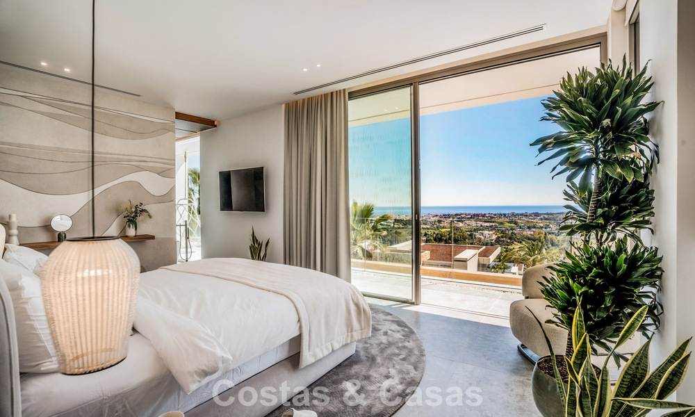 Villa de diseño vanguardista en venta con vistas panorámicas al mar, dentro de un prestigioso resort de golf, Marbella - Benahavís 791034