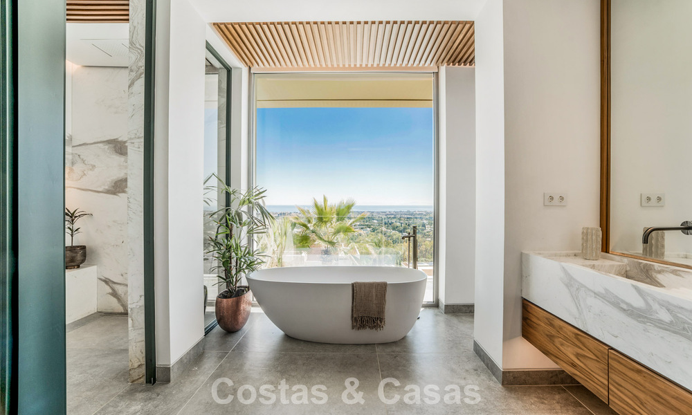 Villa de diseño vanguardista en venta con vistas panorámicas al mar, dentro de un prestigioso resort de golf, Marbella - Benahavís 791037