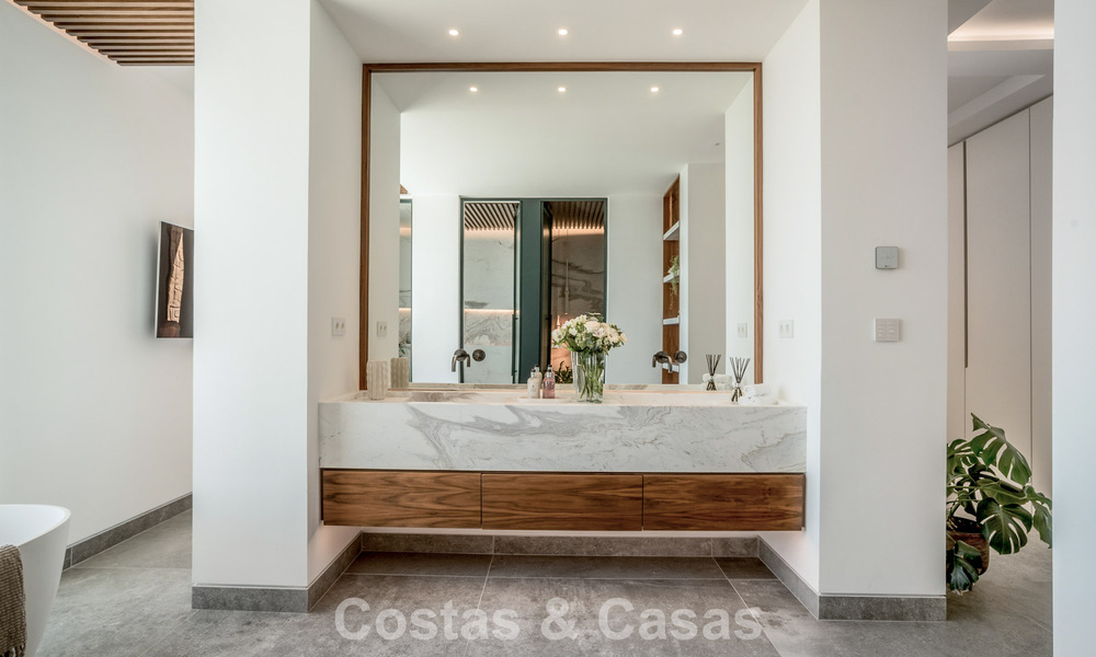 Villa de diseño vanguardista en venta con vistas panorámicas al mar, dentro de un prestigioso resort de golf, Marbella - Benahavís 791038