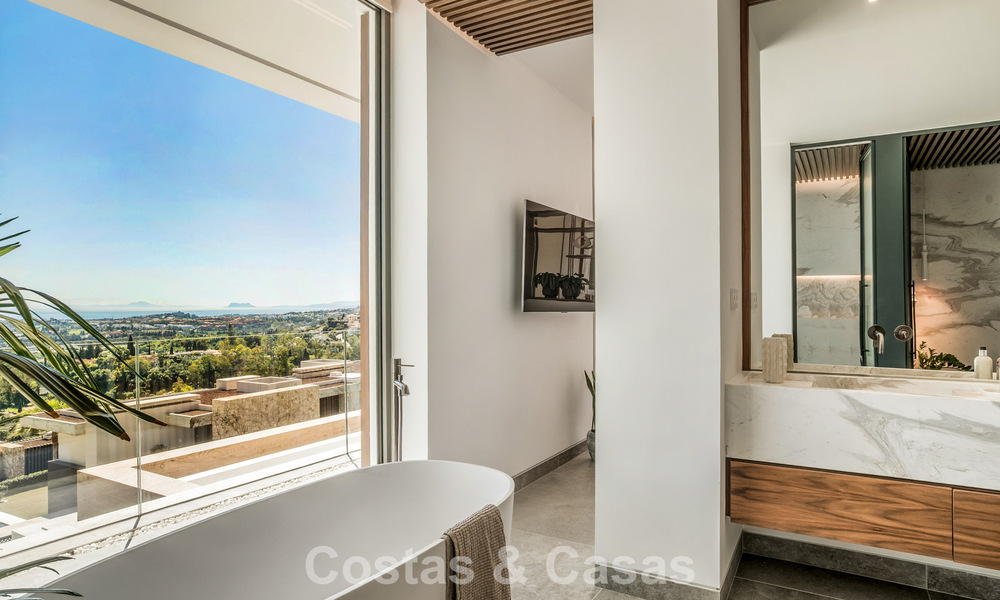 Villa de diseño vanguardista en venta con vistas panorámicas al mar, dentro de un prestigioso resort de golf, Marbella - Benahavís 791039