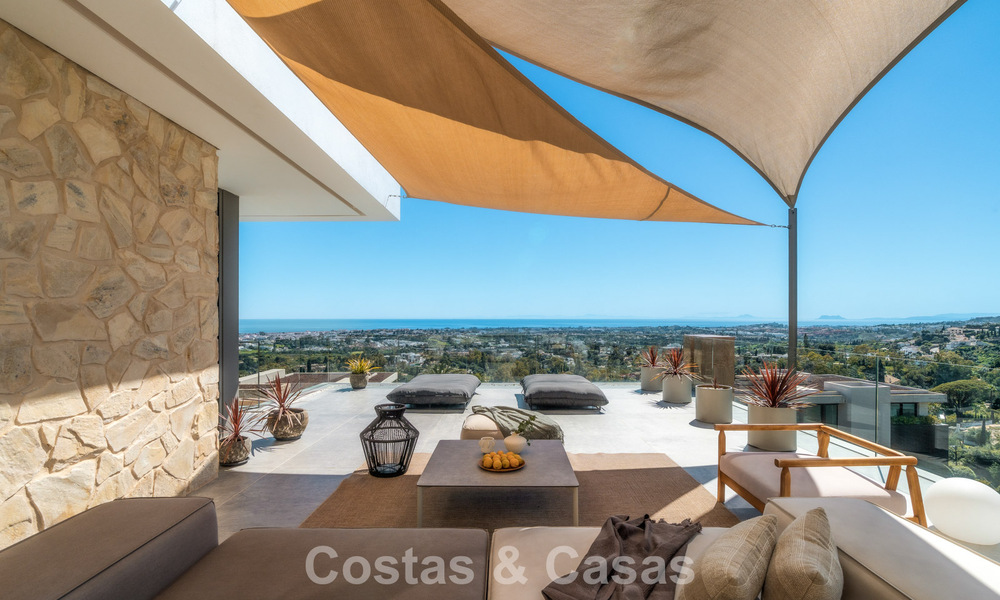Villa de diseño vanguardista en venta con vistas panorámicas al mar, dentro de un prestigioso resort de golf, Marbella - Benahavís 791041