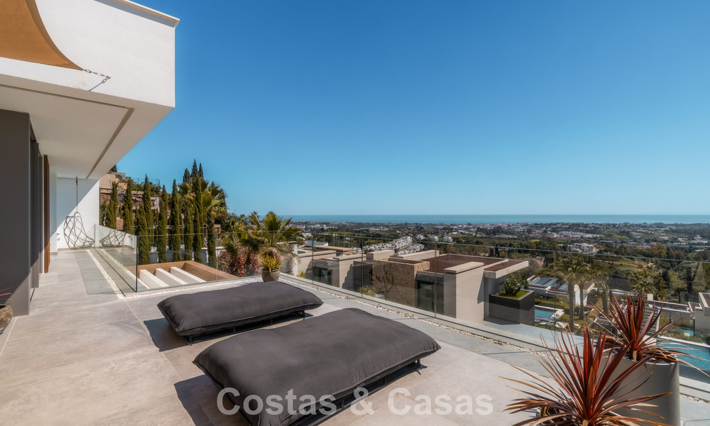 Villa de diseño vanguardista en venta con vistas panorámicas al mar, dentro de un prestigioso resort de golf, Marbella - Benahavís 791042