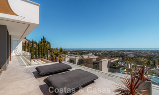 Villa de diseño vanguardista en venta con vistas panorámicas al mar, dentro de un prestigioso resort de golf, Marbella - Benahavís 791042 