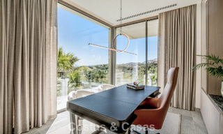 Villa de diseño vanguardista en venta con vistas panorámicas al mar, dentro de un prestigioso resort de golf, Marbella - Benahavís 791043 