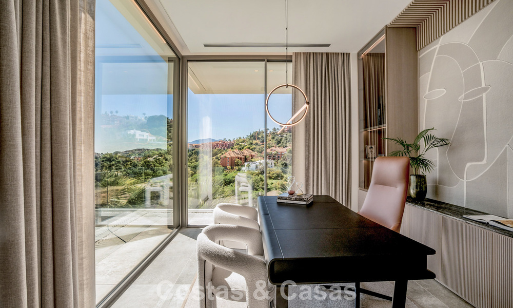 Villa de diseño vanguardista en venta con vistas panorámicas al mar, dentro de un prestigioso resort de golf, Marbella - Benahavís 791044