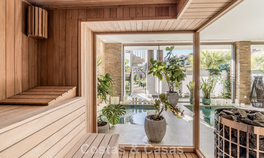 Villa de diseño vanguardista en venta con vistas panorámicas al mar, dentro de un prestigioso resort de golf, Marbella - Benahavís 791051