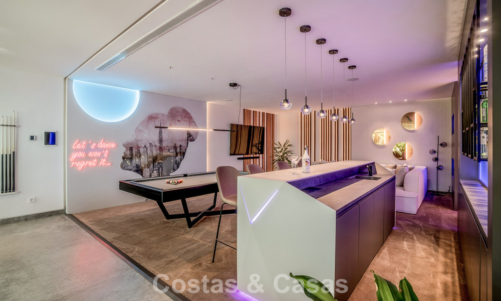 Villa de diseño vanguardista en venta con vistas panorámicas al mar, dentro de un prestigioso resort de golf, Marbella - Benahavís 791055