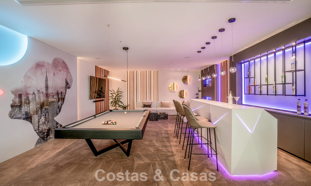 Villa de diseño vanguardista en venta con vistas panorámicas al mar, dentro de un prestigioso resort de golf, Marbella - Benahavís 791056