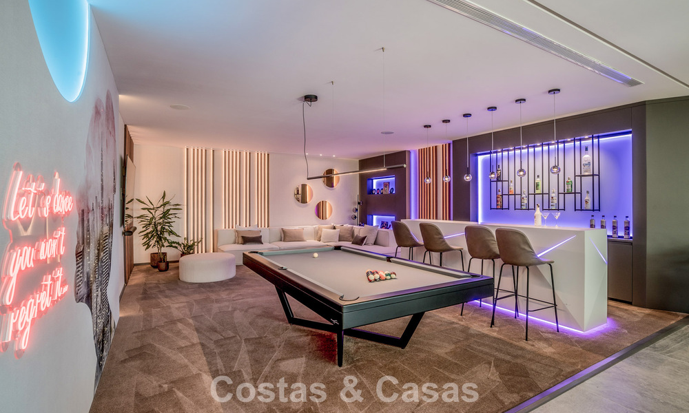 Villa de diseño vanguardista en venta con vistas panorámicas al mar, dentro de un prestigioso resort de golf, Marbella - Benahavís 791057